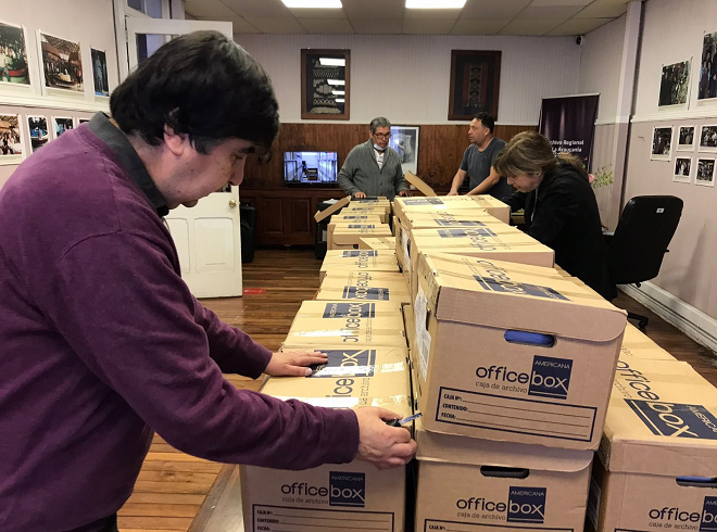 Funcionarios del SEA Araucanía validando cajas con expedientes transferidos al Archivo Regional de La Araucanía.