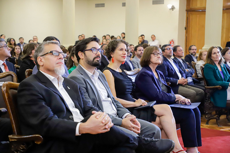 El senador Ricardo Lagos Weber; el subsecretario del Medio Ambiente, Maximiliano Proaño; la ministra Maisa Rojas, y la rectora de la Universidad de Chile, Rosa Devés.