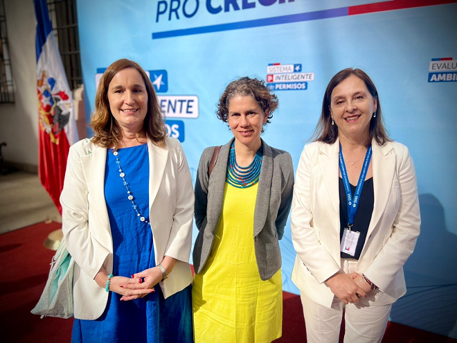 La directora ejecutiva del SEA, Valentina Durán; la ministra del Medio Ambiente, Maisa Rojas, y la superintendenta Marie Claude Plumer.