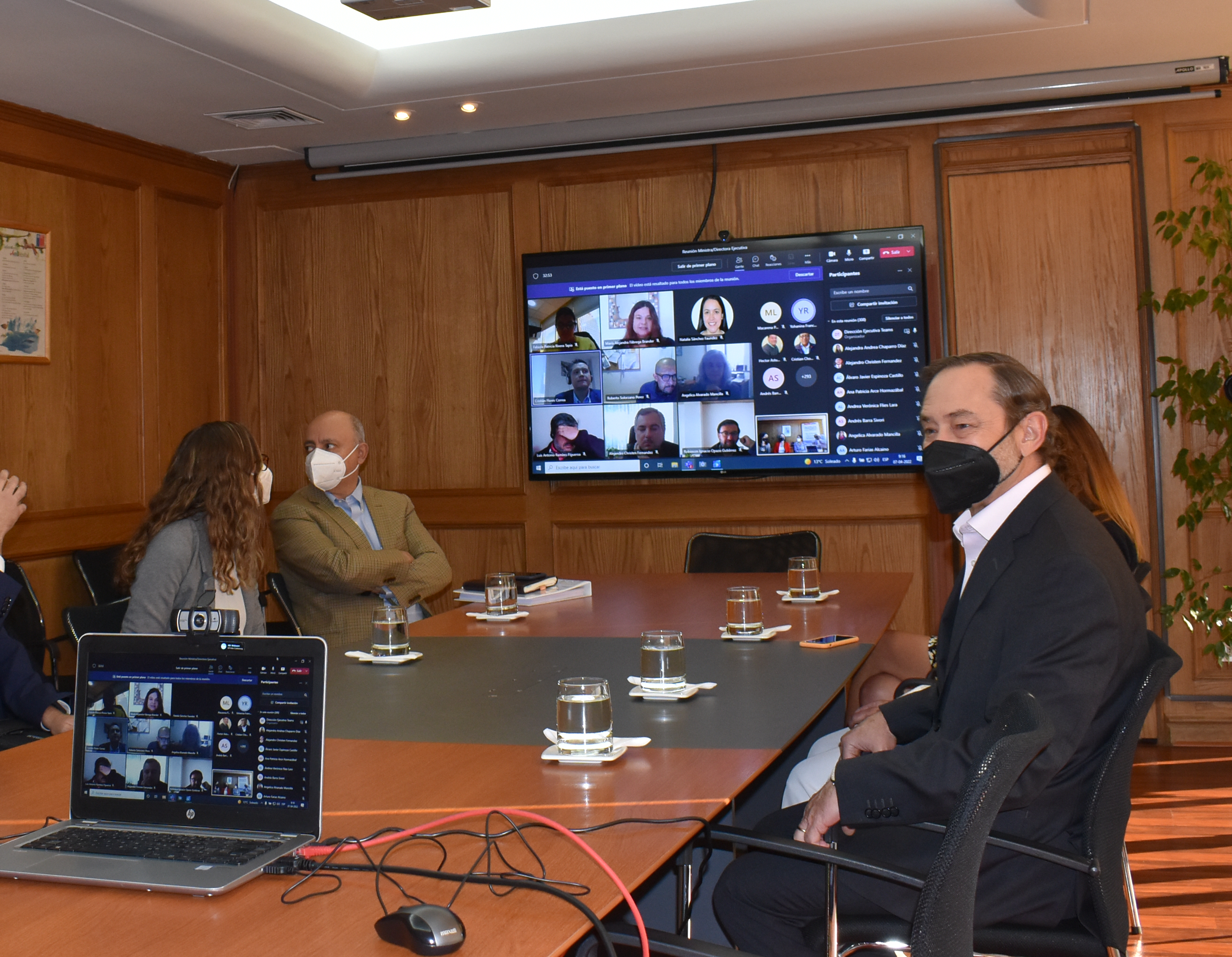 Durante la videoconferencia con los funcionarios de todo Chile.
