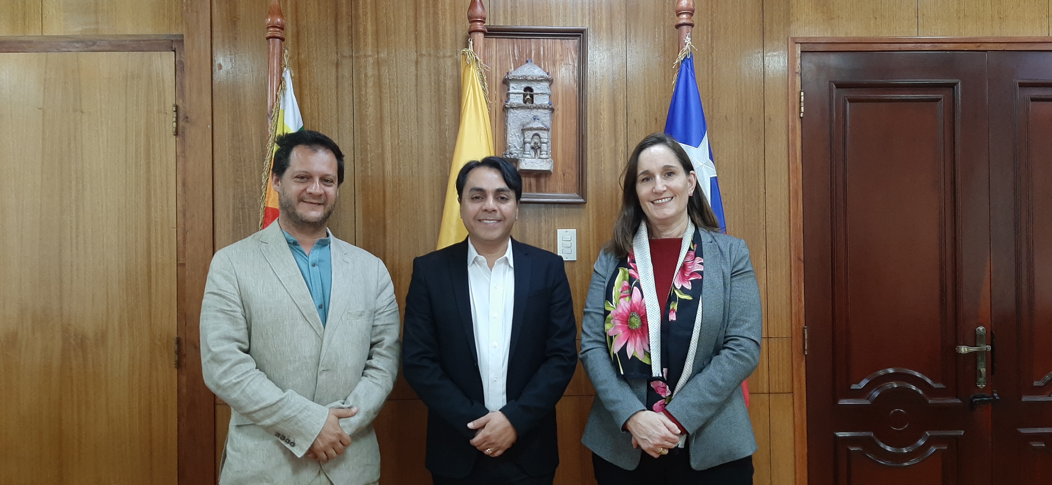 El director regional del SEA, Mauricio Gutiérrez; el gobernador Jorge Díaz, y la directora Valentina Durán.