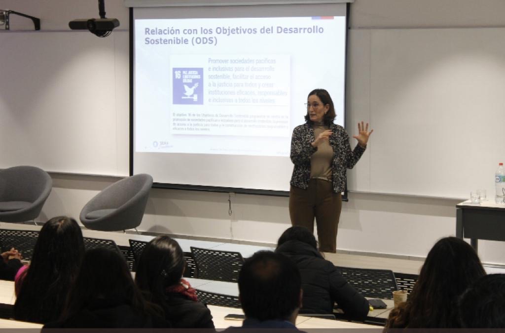La directora Valentina Durán durante su charla en la Universidad de O'Higgins.
