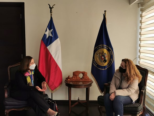 Valentina Durán en conversación con la delegada presidencial, Karen Behrens.