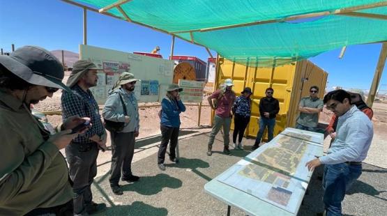 Equipo del SEA y participantes revisando el plano del proyecto en el sitio de la visita técnica en Taltal.