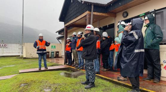Equipo del SEA Aysén y OAECA en la visita técnica al proyecto de almacenamiento de combustible en Puerto Chacabuco.