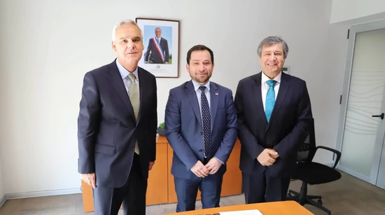 SEA y Universidad del Desarrollo firman convenio para realizar pasantías de alumnos de Derecho en la institución