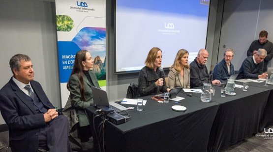 Directora Durán participó en panel sobre derecho ambiental en la Universidad del Desarrollo
