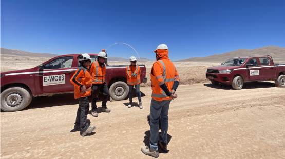Funcionarias del SEA durante recorrido por la operación minera.