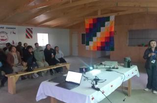 Profesional SEA Antofagasta en encuentro con comunidad changa