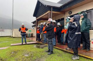 Equipo del SEA Aysén y OAECA en la visita técnica al proyecto de almacenamiento de combustible en Puerto Chacabuco.