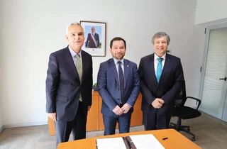 SEA y Universidad del Desarrollo firman convenio para realizar pasantías de alumnos de Derecho en la institución