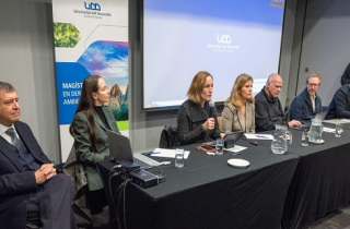 Directora Durán participó en panel sobre derecho ambiental en la Universidad del Desarrollo