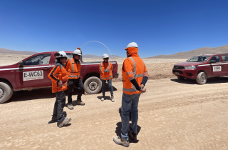 Funcionarias del SEA durante recorrido por la operación minera.