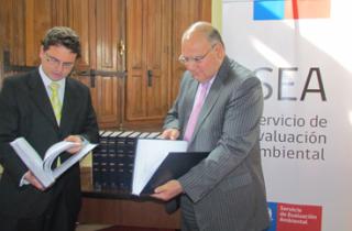 El director del SEA en la entrega oficial al director del Archivo Nacional