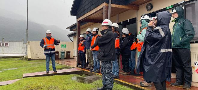 Equipo del SEA Aysén y OAECA en la visita técnica al proyecto de almacenamiento de combustible en Puerto Chacabuco.