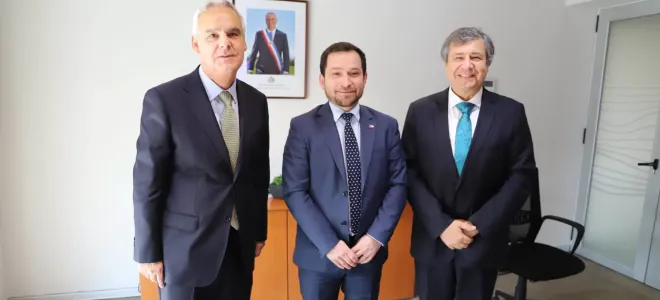 SEA y Universidad del Desarrollo firman convenio para realizar pasantías de alumnos de Derecho en la institución