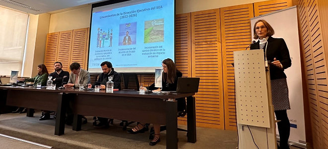 Directora del SEA participó en panel sobre derecho y gestión hídrica en la UC