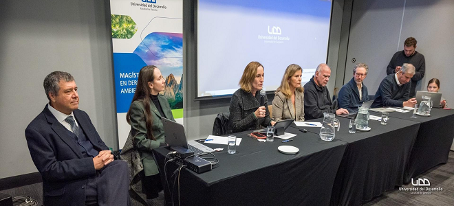 Directora Durán participó en panel sobre derecho ambiental en la Universidad del Desarrollo