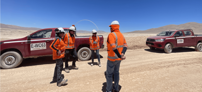 Funcionarias del SEA durante recorrido por la operación minera.