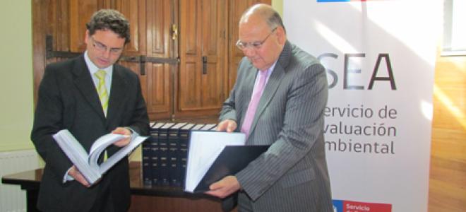 El director del SEA en la entrega oficial al director del Archivo Nacional