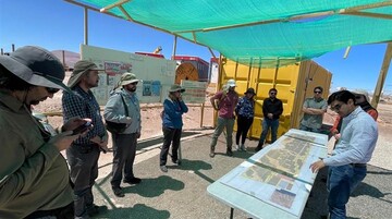 Equipo del SEA y participantes revisando el plano del proyecto en el sitio de la visita técnica en Taltal.