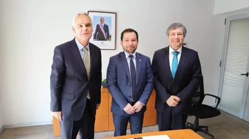SEA y Universidad del Desarrollo firman convenio para realizar pasantías de alumnos de Derecho en la institución