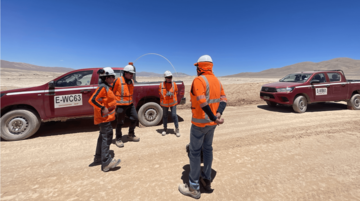 Funcionarias del SEA durante recorrido por la operación minera.